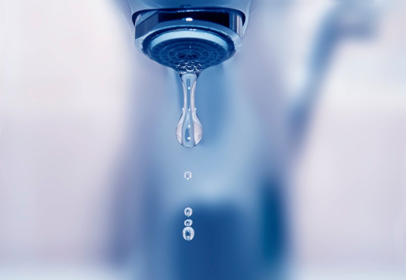Nahaufnahme eines Wassertropfens, der aus einem Wasserhahn tropft