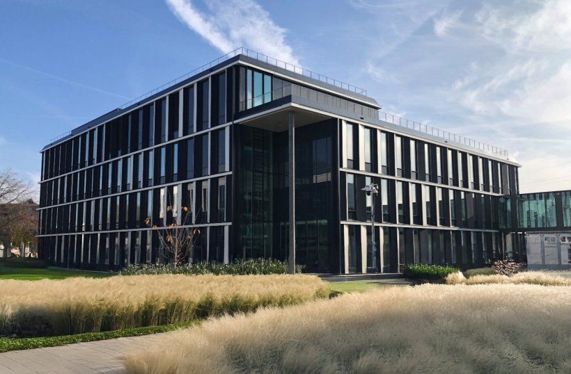 Ein modernes Gebäude mit einer Fassade aus Glasfenstern und Stahl