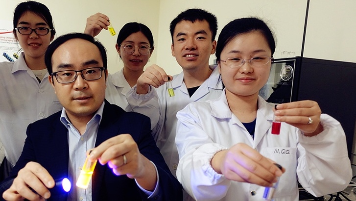 Pu Kanyi (links vorne) und sein Team mit Leuchtmolekülen.