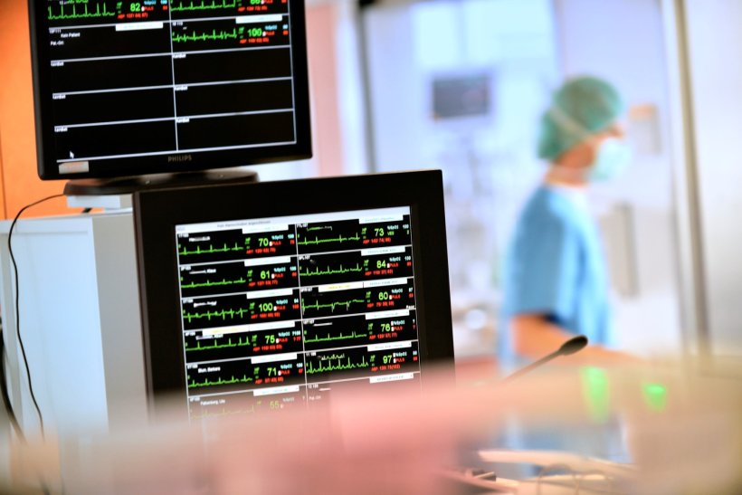 Monitor zur Darstellung von Vitalfunktionen auf der Intensivstation eines...