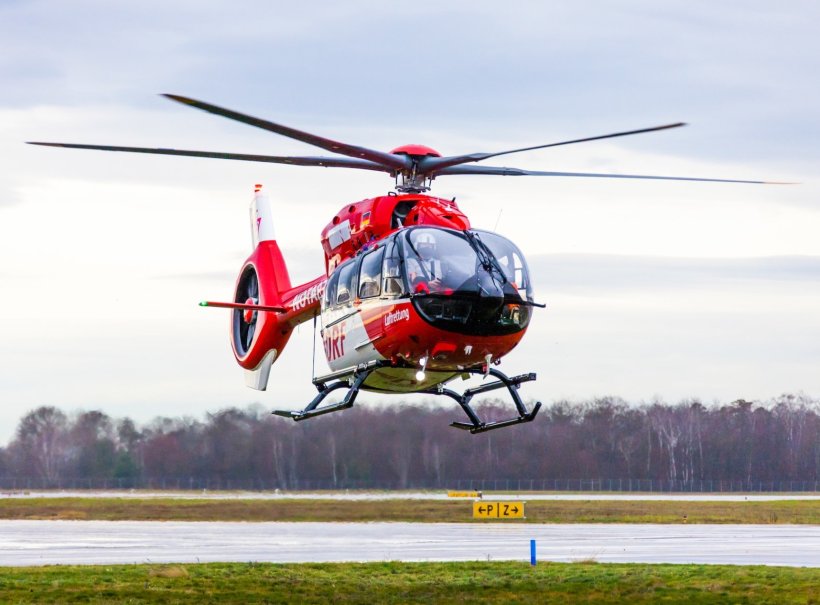 Ein Rettungshubschrauber hebt vom Flugplatz ab