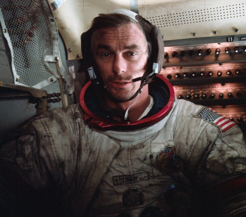 Astonaut Eugene Cernan im Inneren eines Mond-Moduls. Nach einem Außeneinsatz...