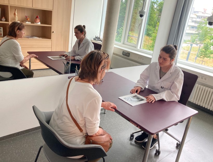 Eine Patientin und eine Ärztin sitzen sich in einem simulierten Arztgespräch...
