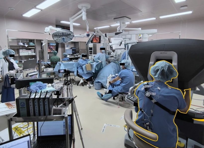 Robot-assisted surgery (RAS) setup during intraoperative physiological recording