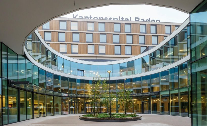 Das Atrium des Kantonsspital Baden (KSB), mit zahlreichen verglasten Fassaden...