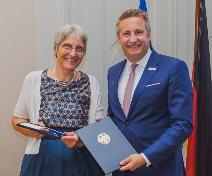 NRW-Regierungspräsident Thomas Schürmann überreicht Dr. Gisela Janßen das...