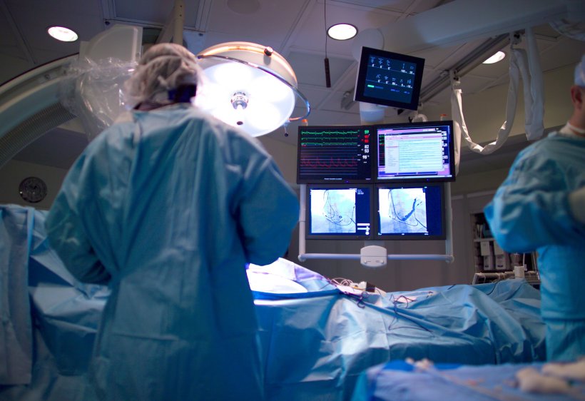 Kardiologen behandeln in einem modernen Herzkatheterlabor einen Patienten
