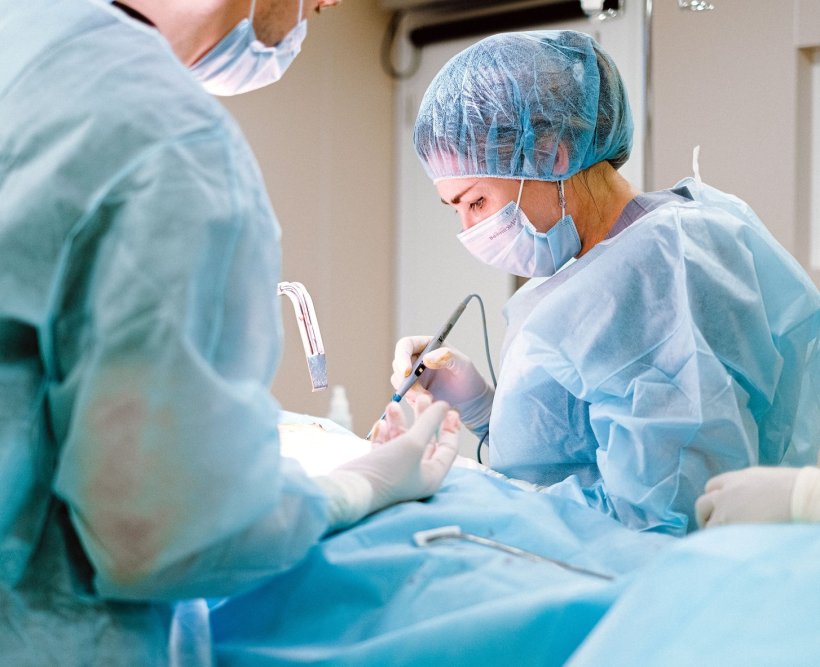 A surgical team is performing surgery in the operating theatre of a hospital