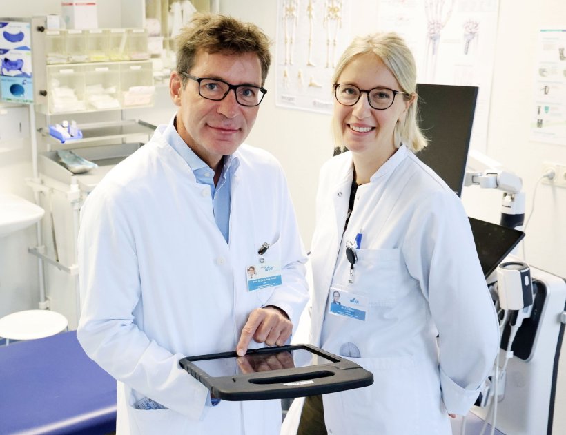 Prof. Lukas Prantl und Dr. Sally Kempa stehen in einem Klinikraum mit...