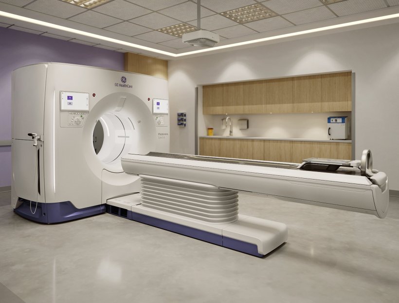 Photonenzählendes CT-System in einem großen Raum einer Klinik