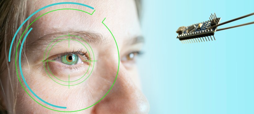 Ausschnitt eines Gesichts, rechts wird ein Chip von einer Pinzette gehalten