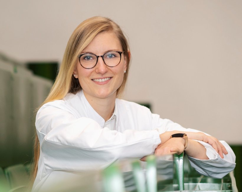Prof. Carolin Schneider sitzt in der Sitzreihe eines Vorlesungssaals