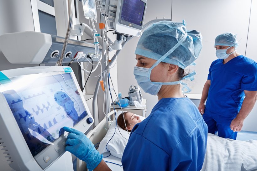 Eine Intensivmedizinerin überwacht auf der Intensivstation die Vitalwerte...