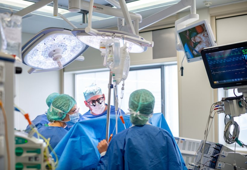 Ein dreiköpfiges OP-Team bei einer Lebertransplantation