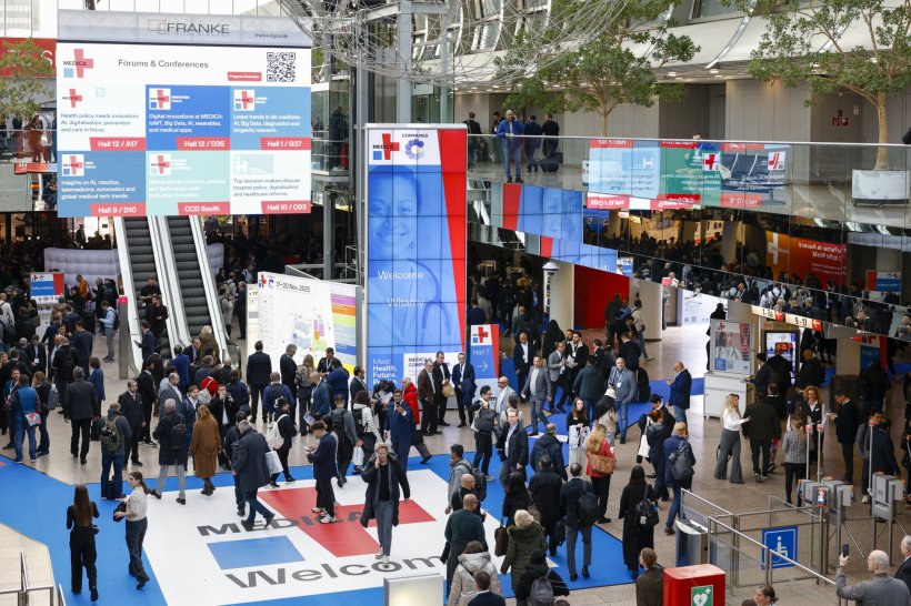Zentrale Halle der Medizinmesse MEDICA in Düsseldorf mit zahlreichen...