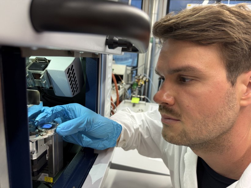 Der Materialforscher Robert Nißler brachte die Herstellung von Zurich Blue im...