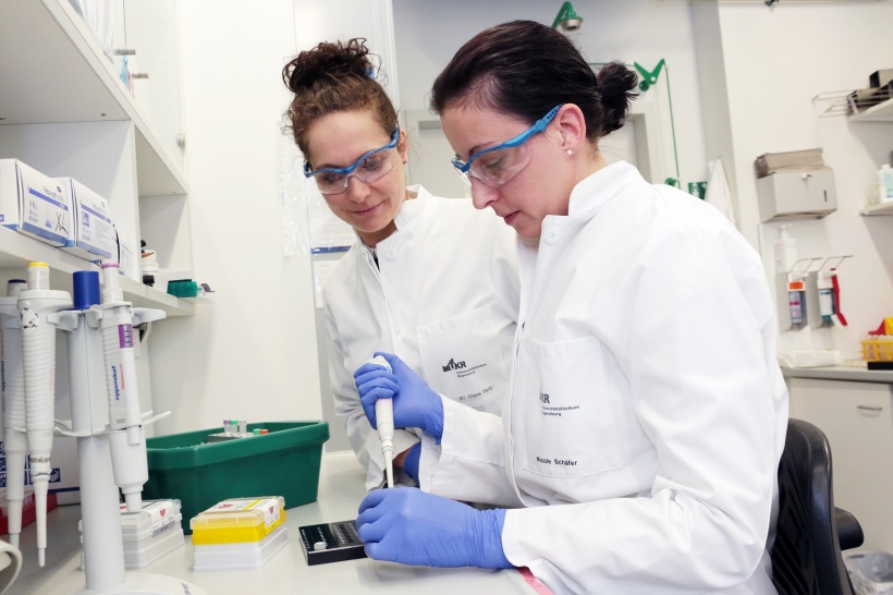 Dr. Diana Pauly (links) prüft im Labor mit Doktorandin Nicole Schäfer die im...