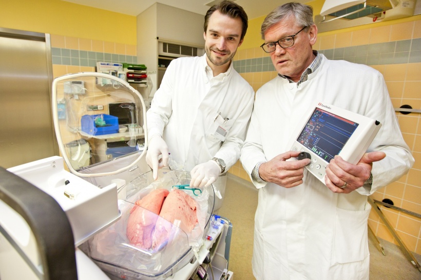 Dr. Norman Zinne (links) und Professor Dr. Axel Haverich an einem Organ Care...