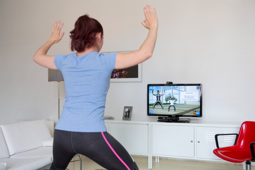 Hüft- und Kniegelenk-Patientin macht Reha-Sport im eigenen Wohnzimmer