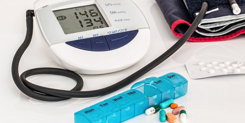 Bluthochdruck-Messgerät und Tabletten