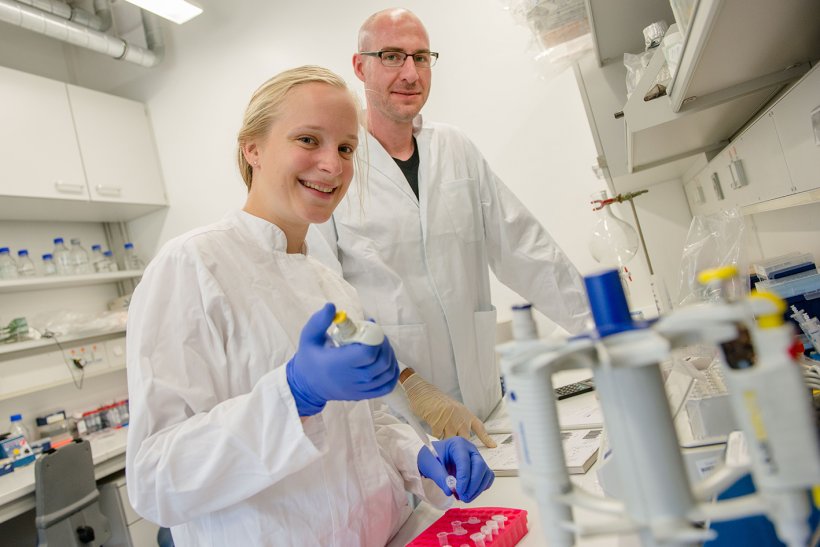 nora möller and daniel todt in a laboratory