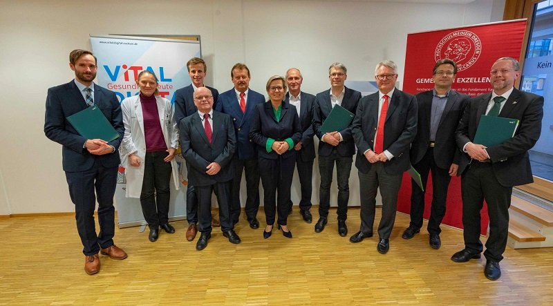 Die sächsische Gesundheitsministern Barbara Klepsch (Mitte) übergibt die...