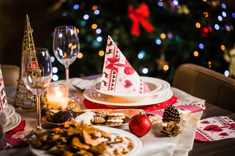 christmas dinner table setting