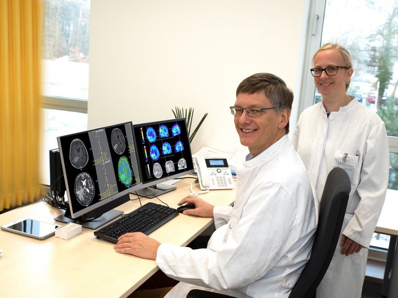 Prof. Dr. Ulrich Herrlinger and Dr. med. Christina Schaub with the pictures of...