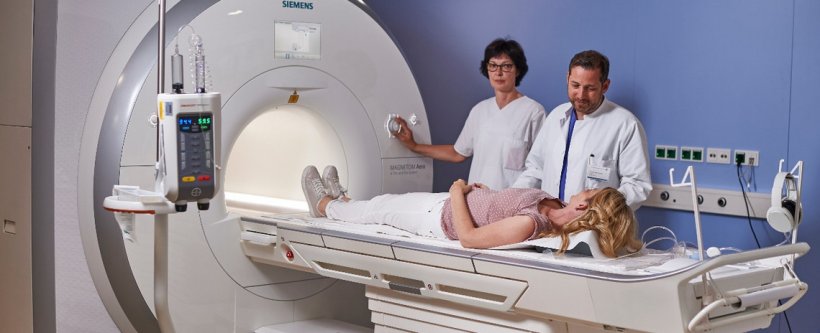 Chefarzt Prof. Dr. Markus Juchems (rechts) hat die IT der Radiologie-Abteilung...