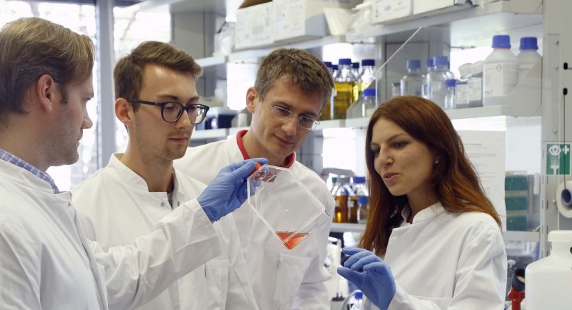 Das Team von Manuel Kaulich (2.v.l.) im Labor.