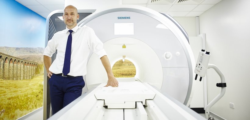 sven plein standing next to siemens magnetom MRI scanner