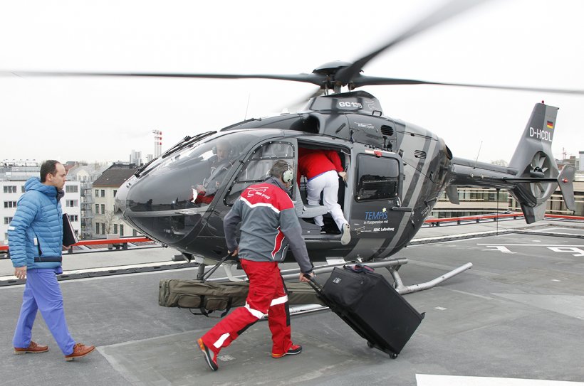 Das Flying Intervention Team auf dem Weg zu einem Patienten.