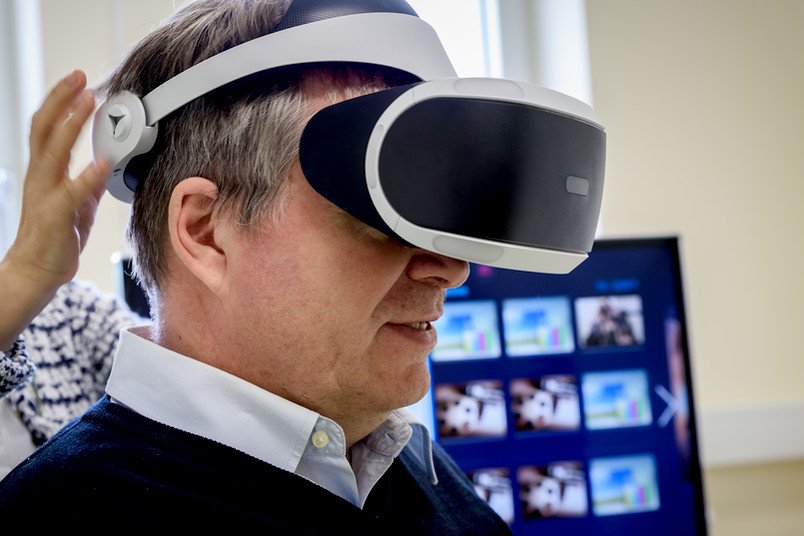 Mittels VR-Brille können die Untersucher ins Gespräch mit den Avataren...