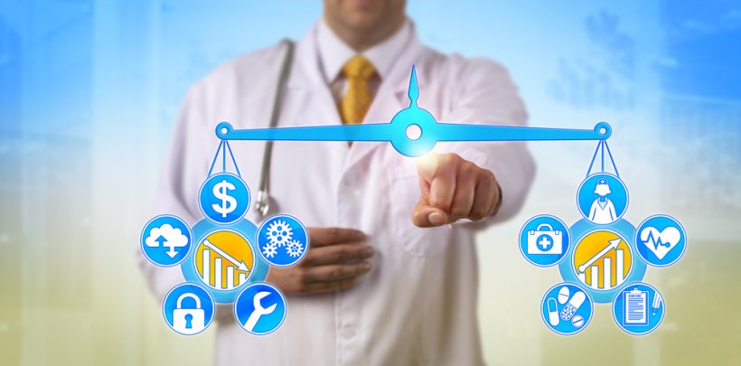 Ein Arzt gleicht die Kosten für das digitale Gesundheitssystem mit der...