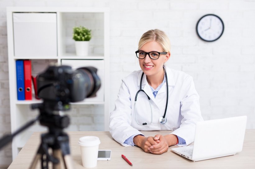 Eine Ärztin nimmt ein Video für die Selbstdarstellung in den Sozialen Medien...