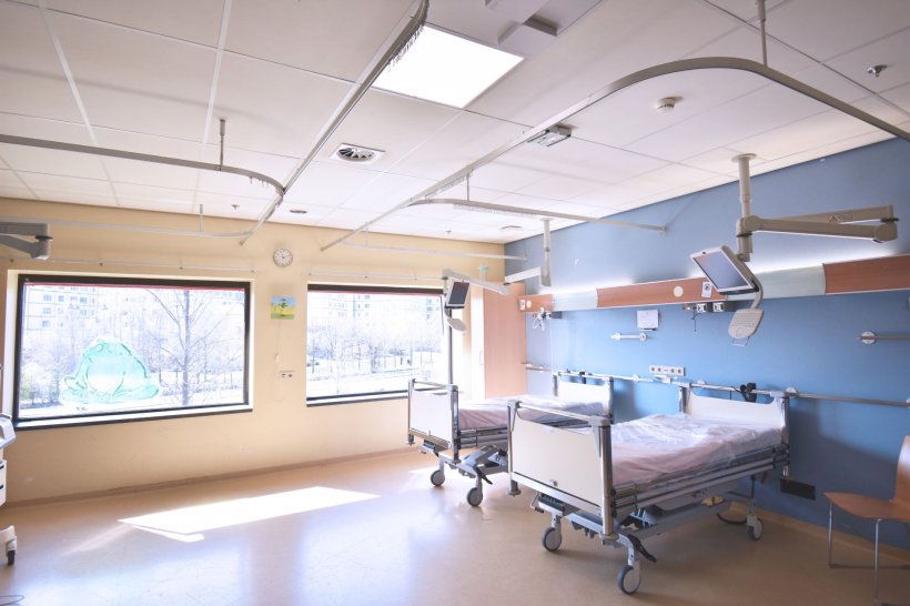 Hospital ward featuring track/trace tags on beds and intelligent lighting