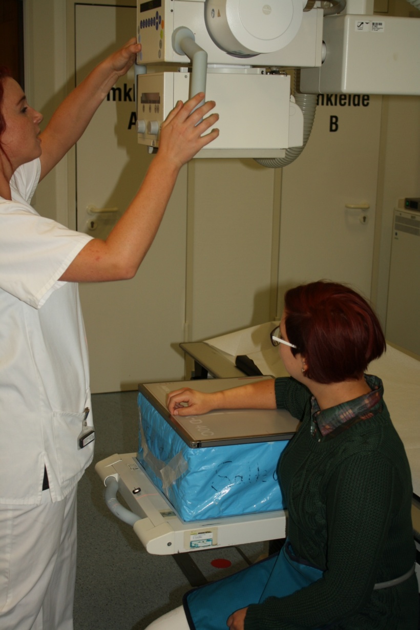 MTRA bei der Röntgenaufnahme eines Handgelenks.