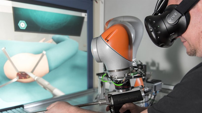 Virtual training of hip surgery with the HüftImplantatPfannenfräsSimulator“...