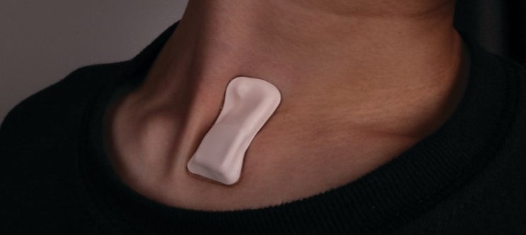 Sensor am Hals: Das Wearable erfasst diverse Vitaldaten, um frühzeitig vor...