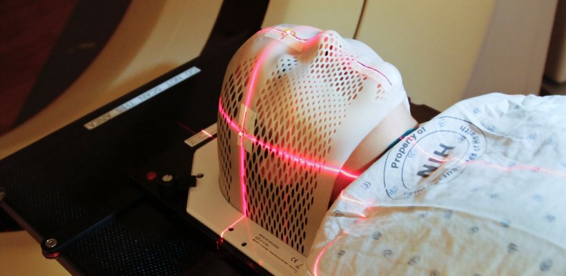 Laser cross to position a patient model wearing a short face mask in a computed...