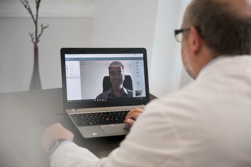 Ein Patient nutzt die Videosprechstunde mit seinem Arzt