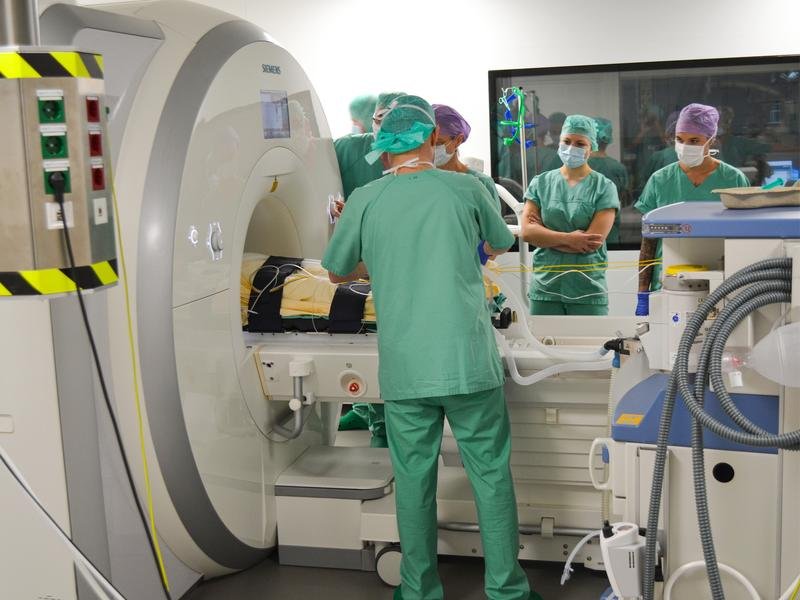 Im intraoperativen MRT überprüft das Team aus Medizinern des Uniklinikums...