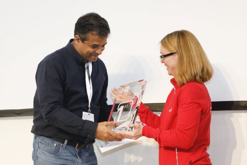 Dr. Subhasis Banerji, Gründer von Synphne, bekommt den Siegerpokal der...