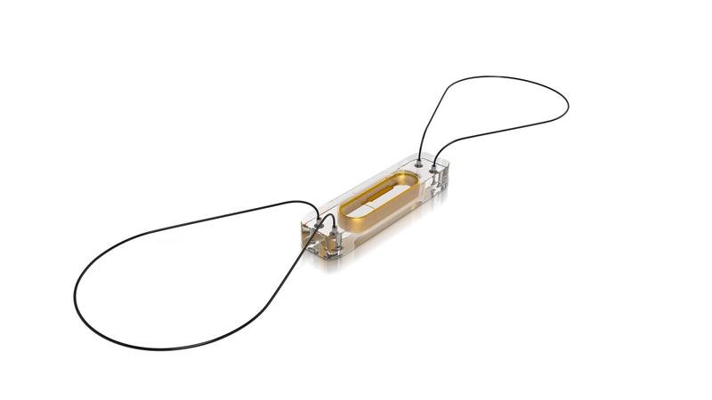 Der 15 Millimeter lange Sensor des CardioMEMSTM HF Systems wird mit zwei...