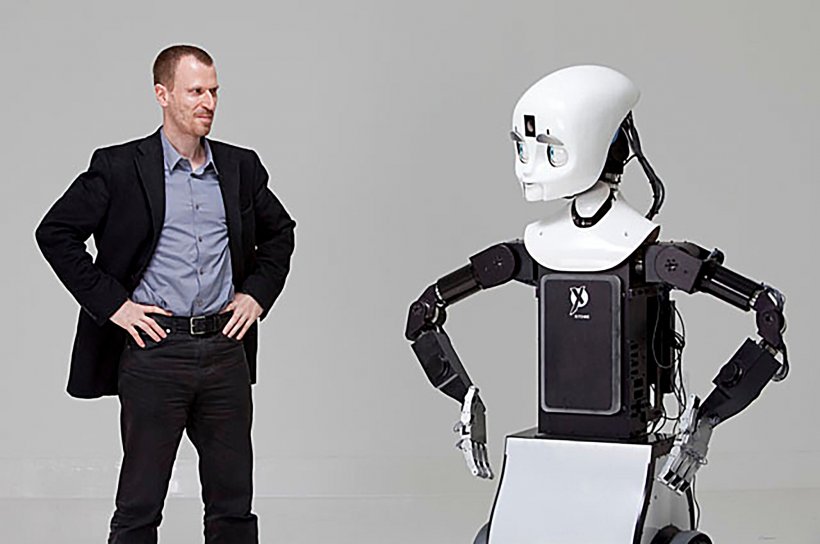 Mensch und Roboter arbeiten zusammen.