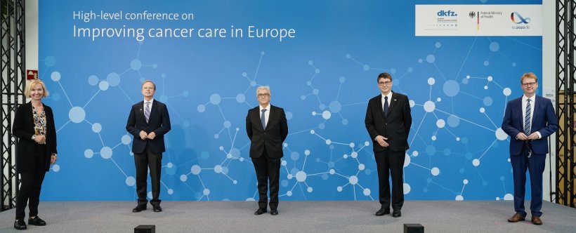 Gemeinsam gegen Krebs (von links): Ursula Weyrich, Verwaltungsdirektorin des...