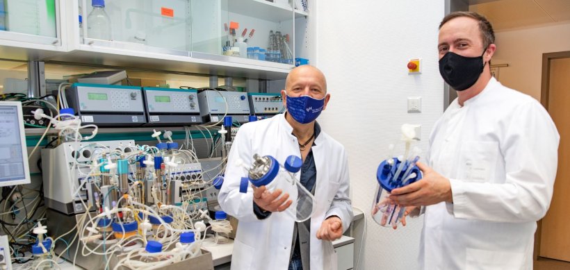 Dr. Robert Zweigerdt (left) and Professor Dr. Nico Lachmann with a bioreactor...