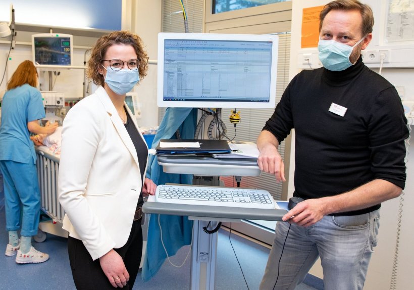 Dr Thomas Jack and Dr Antje Wulff next to a PDMS monitor in the paediatric...