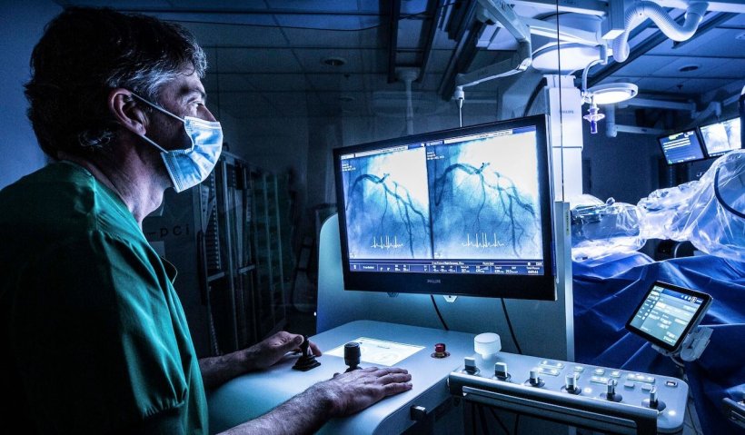 Prof. Stefan Verheye performing an percutaneous coronary intervention (PCI)...