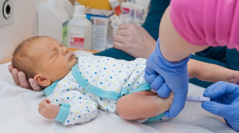 Ein Blutstropfen genügt: Das Neugeborenenscreening ermöglicht eine frühe...